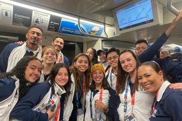 Los deportistas llegaron en Metro a la inauguración de Santiago 2023.