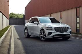 Genesis retoca el GV70 con una pantalla de 27 pulgadas