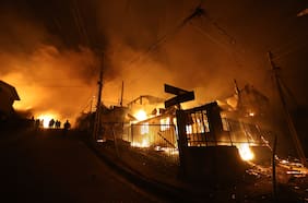 Bomberos protagonizan impresionante rescate a una familia con dos bebés que huía de las llamas en Lirquén