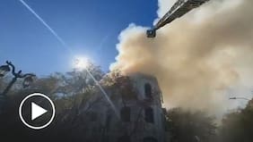 Gran incendio afecta a edificio aledaño a la Facultad de Derecho de la U. Diego Portales