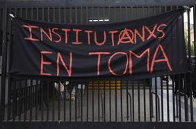 El tira y afloja entre Desbordes, Mineduc y el SLEP Santiago Centro desatado por las tomas en liceos emblemáticos