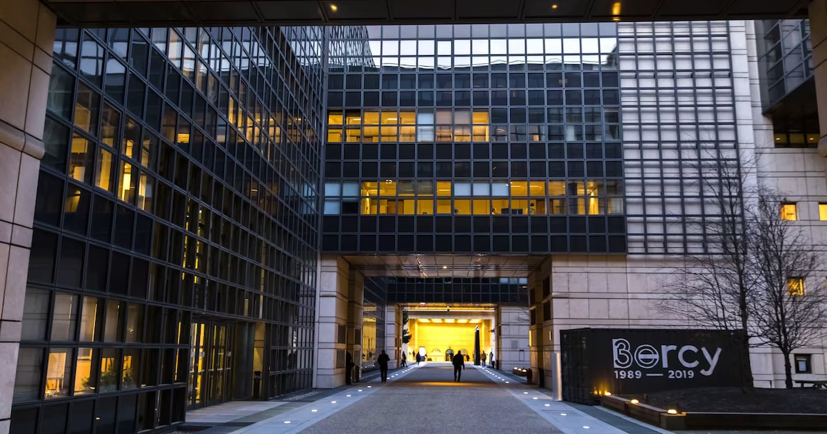 Ola de suicidios en el Ministerio de Economía francés: un espejo roto de la administración pública