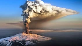 Registran el espectacular momento en que el volcán Etna entra en erupción