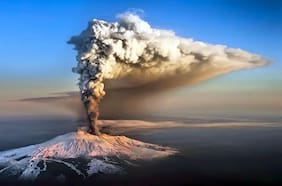 Registran el espectacular momento en que el volcán Etna entra en erupción