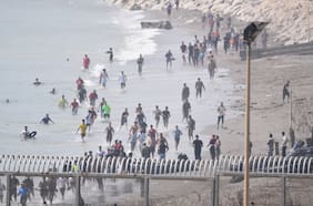 Avalancha migratoria desde Marruecos a enclave español de Ceuta provoca caos y deja al menos 16 muertos en 24 horas