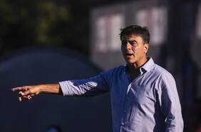 El calvario de Gustavo Quinteros en Vélez Sarsfield: pese al triunfo, la hinchada las emprende contra su familia