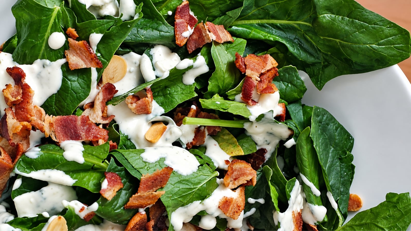 Ensalada de espinaca con tocino y queso azul