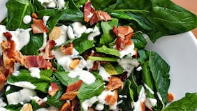 Ensalada de espinaca con tocino y queso azul