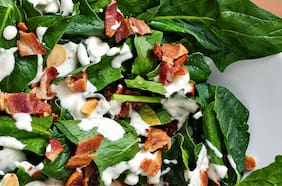 Ensalada de espinaca con tocino y queso azul