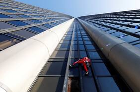 “Hombre araña” de 60 años escala rascacielos sin arneses