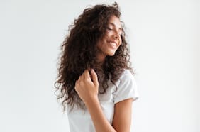 Cómo es el método del bowl, el truco viral que promete definir los rizos