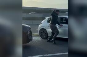 Día de furia en Puente Alto: hombre destrozó a martillazos un auto en plena autopista