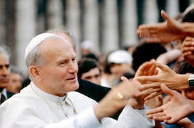 Primer ministro polaco defiende a Juan Pablo II ante acusaciones que ocultó abusos sexuales