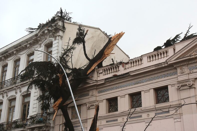 Wind in the center of Santiago
