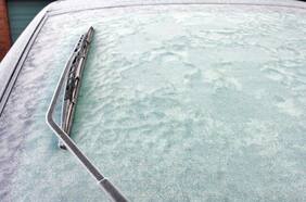 3 técnicas sencillas e infalibles para sacar el hielo del parabrisas en invierno