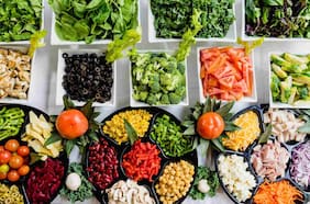 Los 7 alimentos esenciales para cuidar tu estómago y microbiota, según los médicos