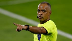 Se complicó con el inglés: el incómodo momento del árbitro Wilton Sampaio al expulsar a un jugador de Sudáfrica ante México