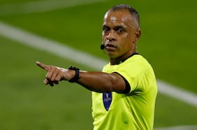 Se complicó con el inglés: el incómodo momento del árbitro Wilton Sampaio al expulsar a un jugador de Sudáfrica ante México