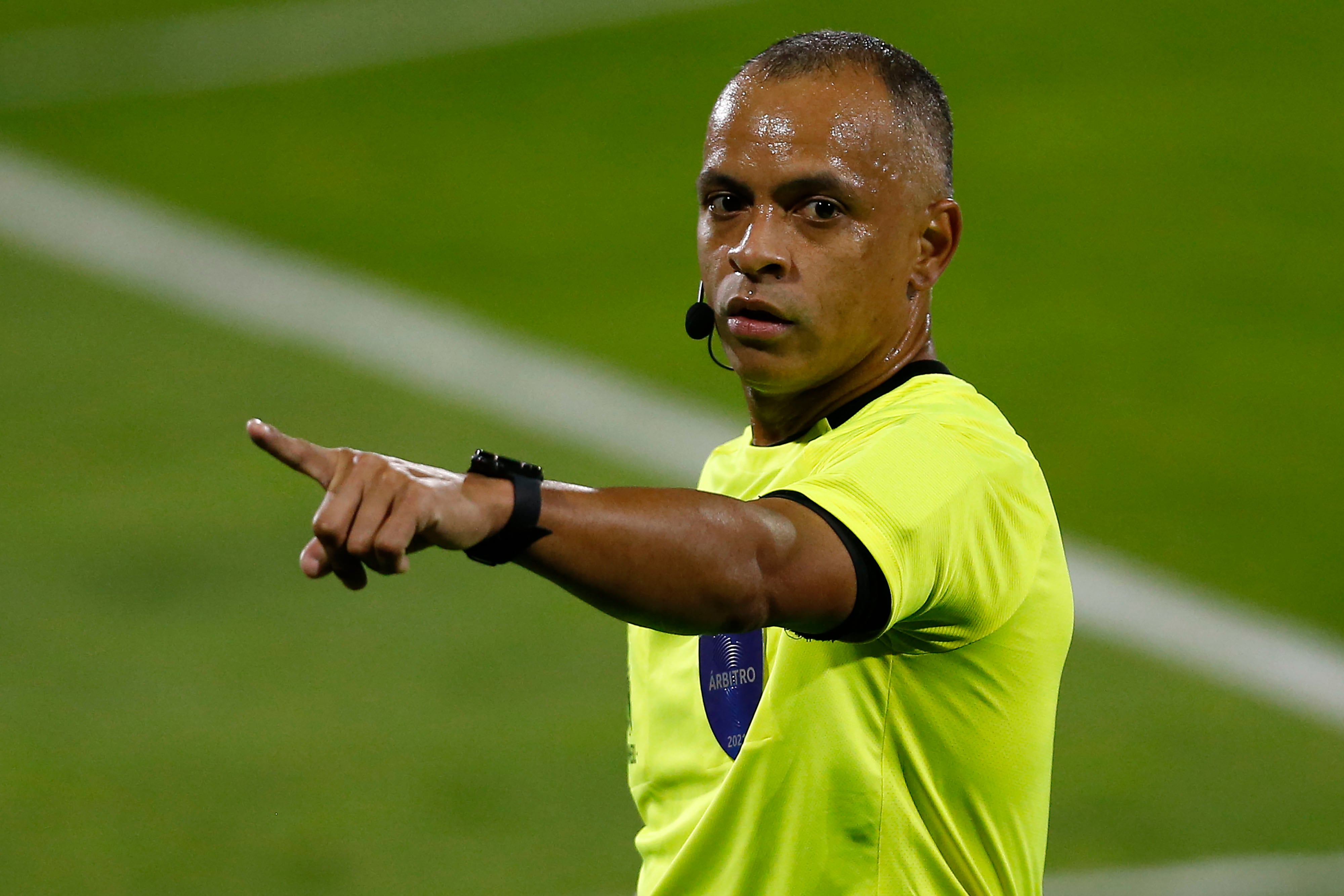 Se complicó con el inglés: el incómodo momento del árbitro Wilton Sampaio al expulsar a un jugador de Sudáfrica ante México