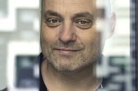 Michel Desmurget: “Dejar que un niño de dos o tres años se atiborre de pantallas es una forma de abuso, y el Estado debe actuar”