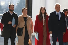 Senadores del FA van a La Moneda y entregan a Alvarado y Quiroz sus propuestas a la megarreforma del Ejecutivo