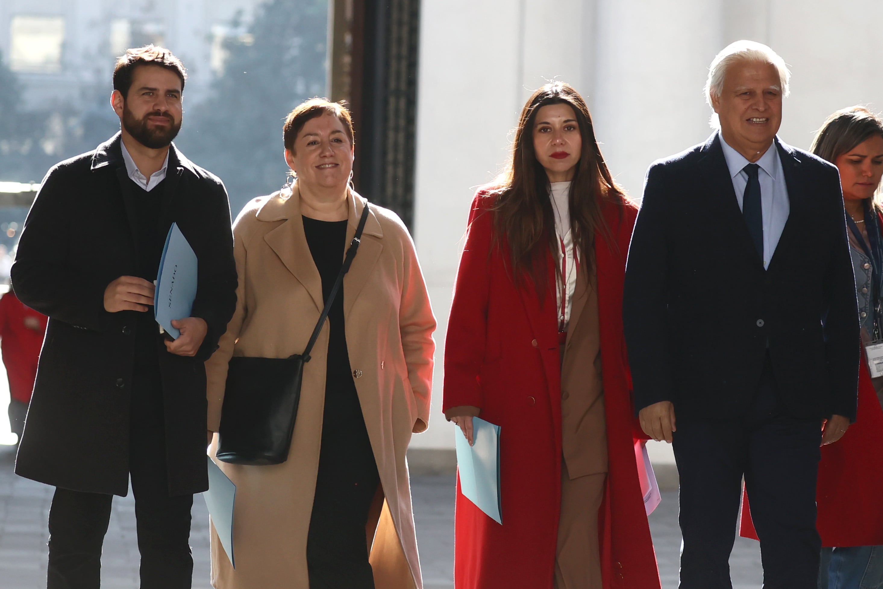 Senadores del FA van a La Moneda y entregan a Alvarado y Quiroz sus propuestas a la megarreforma del Ejecutivo