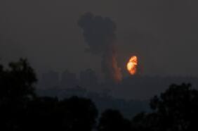 Israel bombardea 150 objetivos de Hamas en una ola de ataques nocturnos sobre una Gaza incomunicada