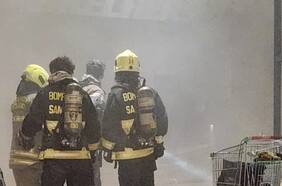 Pantalla corporativa originó incendio en tienda de zapatillas del mall Costanera Center