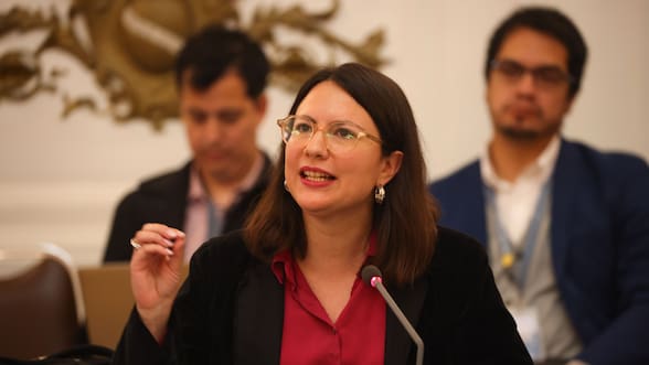 Irací Hassler demanda al Fisco y a Contraloría para anular sumario que la responsabiliza por fallida compra de Sierra Bella