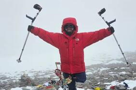 Histórico: el momento en que chileno exdeportista paralímpico sube la cumbre más alta de América