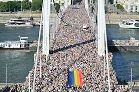 Hungría: 140 mil personas desafían la prohibición de Orban en Marcha del Orgullo en Budapest