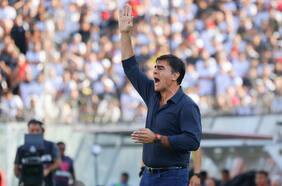 Líos internos con Falcón, Gil de 10 y un ataque poco efectivo: los problemas que atormentan a Gustavo Quinteros en Colo Colo