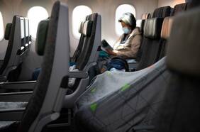 Fact Checking: ¿Pasajeros vacunados tienen más riesgo de sufrir una trombosis en un avión? ¿Revista ya hablaba del Covid-19 en 2014?