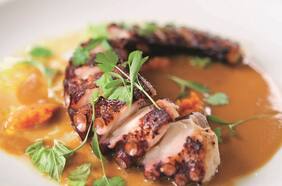 Pulpo sellado con salsa de miso blanco