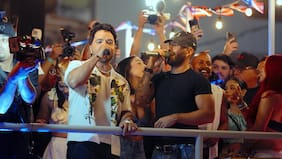 Luis Fonsi y Feid sorprenden con aparición en las Fiestas de la Calle San Sebastián para anunciar su primera colaboración