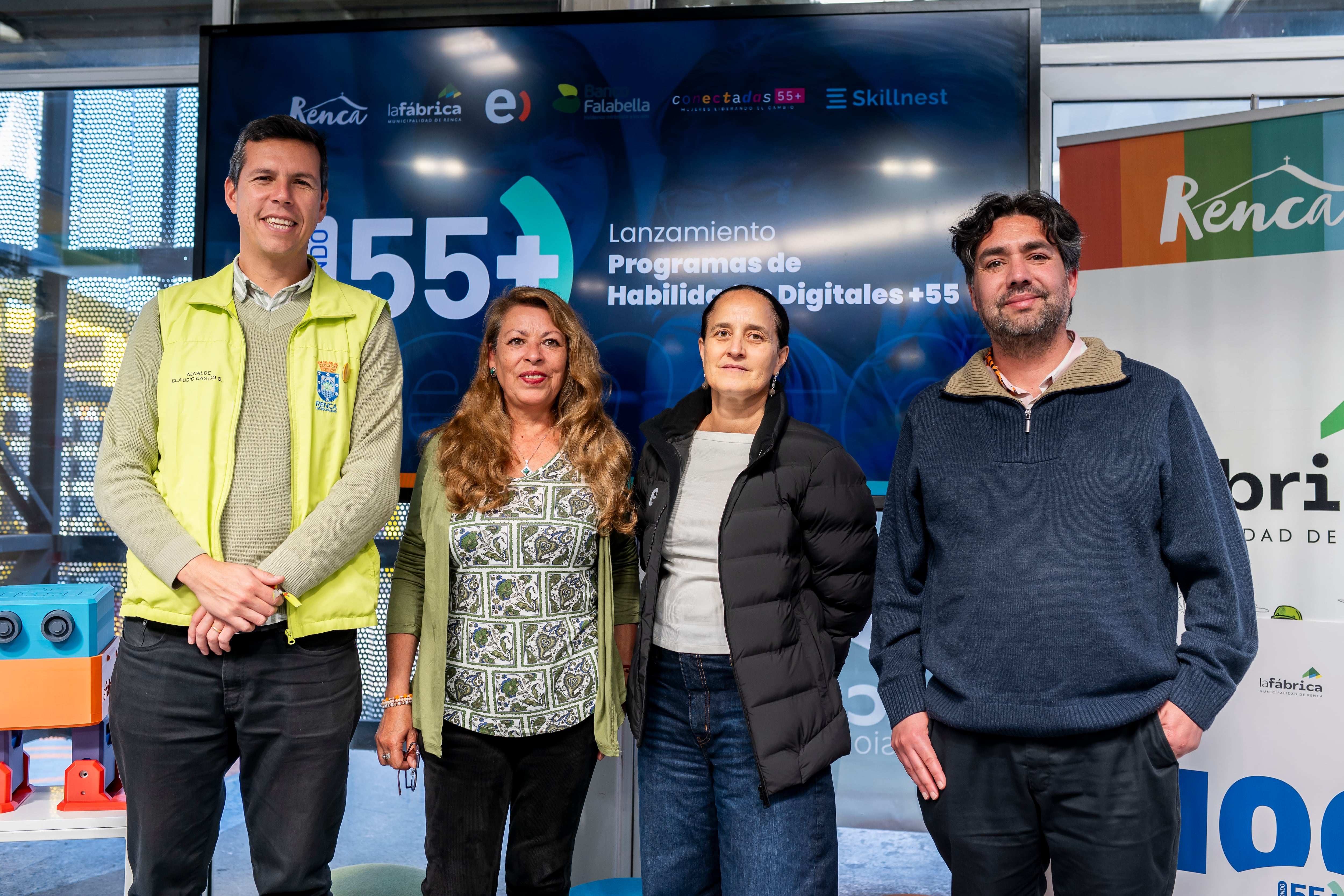 Claudio Castro, alcalde de Renca; Mónica Nawrath, ex alumna del programa Conectadas +55; Francisca Florenzano, gerente de Sostenibilidad y Comunicaciones de Entel; y David Leal, director ejecutivo de la ONG Innovacien.