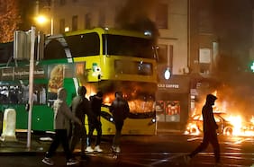 Graves disturbios en Dublín durante protestas tras apuñalamiento múltiple que dejó cinco heridos
