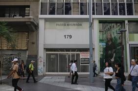 Gremios hoteleros, de restaurantes y tiendas refutan a Hassler y acusan que 800 locales de Santiago han bajado sus cortinas