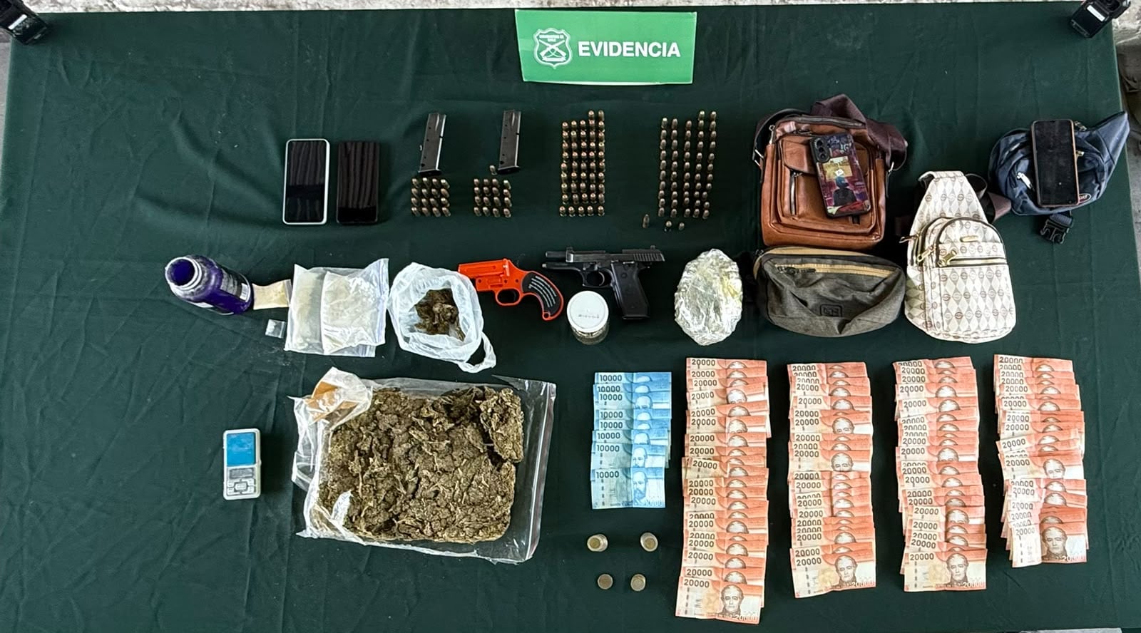 Tenían lanzabengalas y pistola con encargo: detienen a tres personas por porte ilegal de arma y drogas en San Bernardo