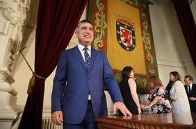 La explicación de Desbordes para arriar las banderas mapuche y LGBTI+ de Municipalidad de Santiago