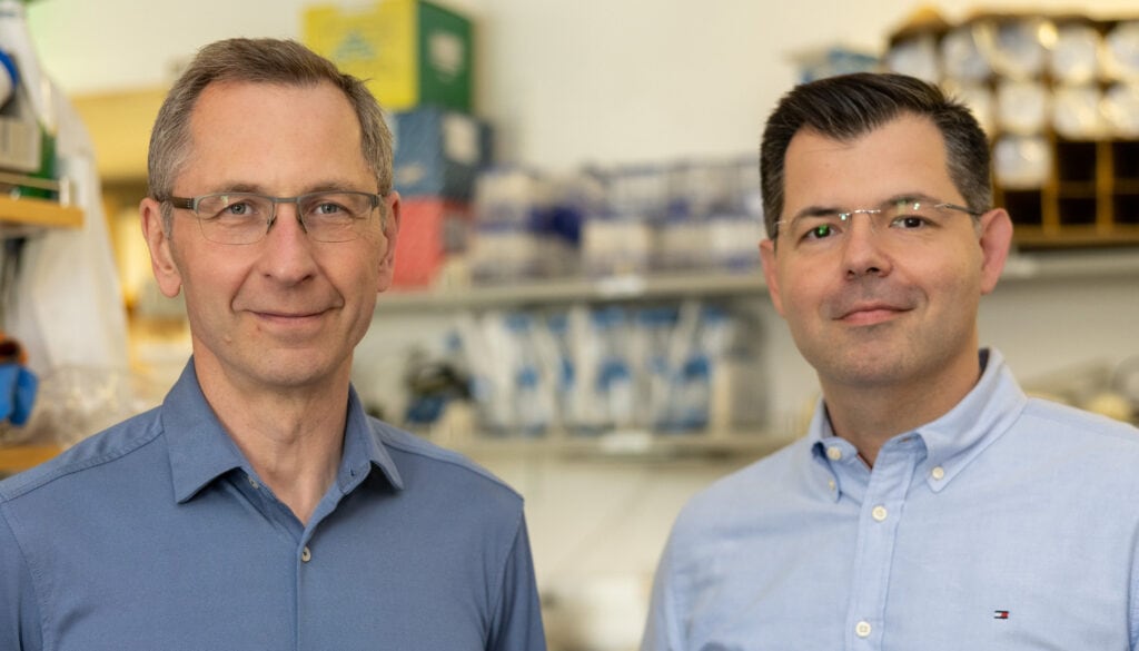 Fyodor Urnov y Petros Giannikopoulos en un laboratorio del Instituto de Genómica Innovadora.