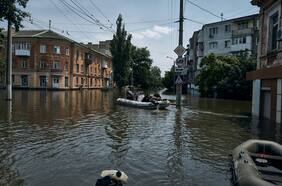 Kiev acusa que rusos atacan ciudad ucraniana inundada tras destrucción de represa en Jersón