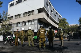 Desórdenes afuera del Instituto Nacional: se encontraron panfletos alusivos al anarquista fallecido Kevin Garrido