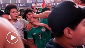 Brutal pelea entre hinchas argentinos y argelinos en el Times Square de Nueva York