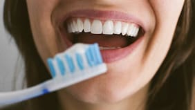 Soy odontólogo y así es cómo puedes mantener tus dientes fuertes