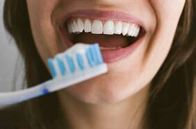 ¿Cuáles son los hábitos que pueden dañar tus dientes?