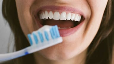 Soy odontólogo y así es cómo puedes mantener tus dientes fuertes