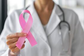 En el mes del cáncer de mama: los beneficios que BancoEstado ofrece para cuidar la salud