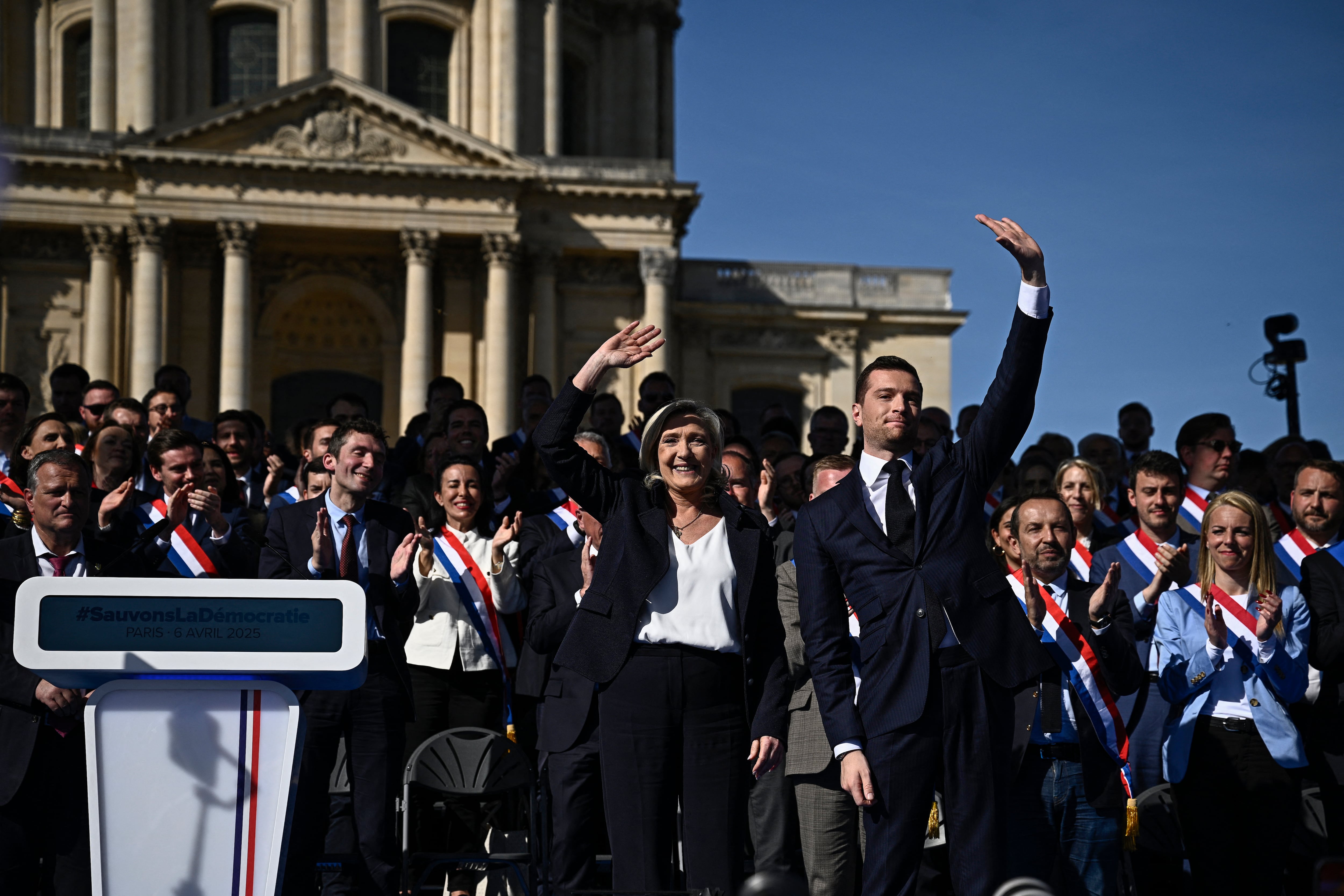 Marine Le Pen saluda al presidente del partido Agrupación Nacional, Jordan Bardella, tras pronunciar discursos en un mitin en París, el 6 de abril de 2025. Foto: Archivo