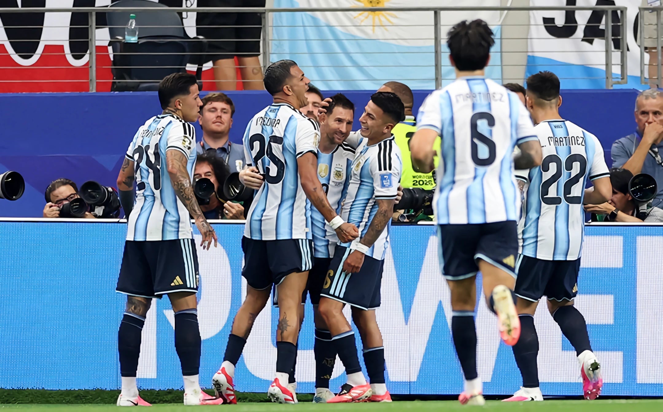 El notable saludo entre Lionel Messi y Jürgen Klopp que se hizo viral tras el récord goleador de la Pulga en los Mundiales